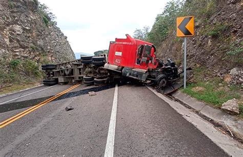 Tr Iler Choca Contra Un Cerro El Chofer Vive De Milagro