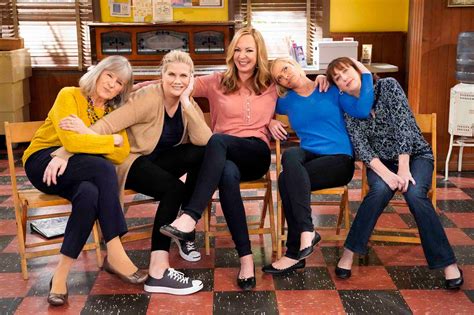 Mom To End After Season 8 At Cbs Mom Tv Show Kristen Johnston Chuck