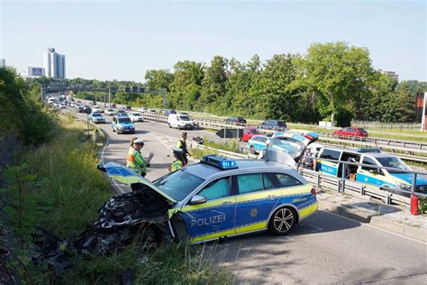 Ludwigsburg Unfall Bei Verfolgungsjagd Zwei Polizisten Und Eine