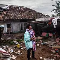 Indonesia Quake Toll Jumps To 268 Rescuers Hunt For Survivors World News