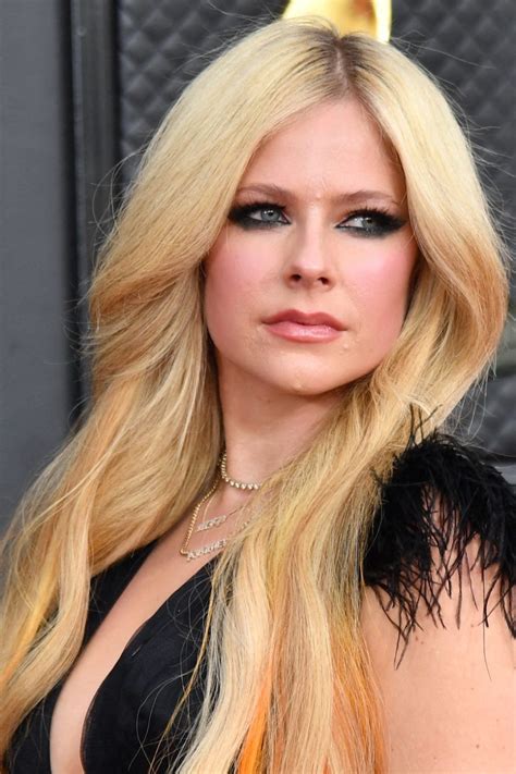 avril lavigne maakt  jaar  haar iconische albumcover na vogue nl