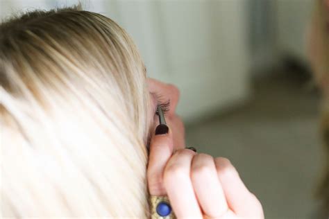 How To Apply Eyelash Extensions Yourself Elle Apparel By Leanne Barlow