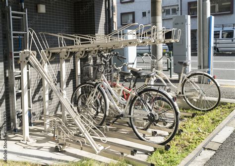 マンションの駐輪場 2段式ラック Stock 写真 Adobe Stock