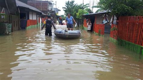 Banjir Hingga 2 Meter Di Makassar Warga Mulai Mengungsi Regional