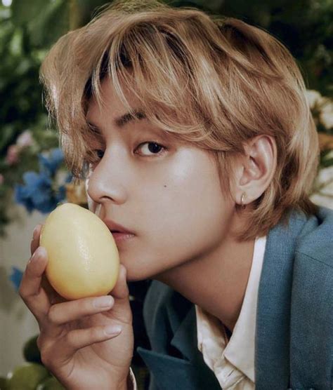 Bts Community Posts 김태형 씨 제 마음을 받아주세요 🫠 정말 매력적이시네요 사랑스러운 V 요정 🌸