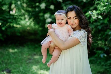 Jolie Femme Brune En Robe Blanche Pose Avec Sa Petite Fille Dans Le