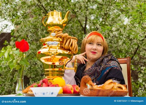 Schönes Russisches Mädchen Mit Einem Curvaceous Rosigen Und Glücklichen Sitzen Stockbild Bild