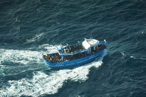 Peschereccio Con Circa Migranti Soccorso Al Largo Di Lampedusa Il