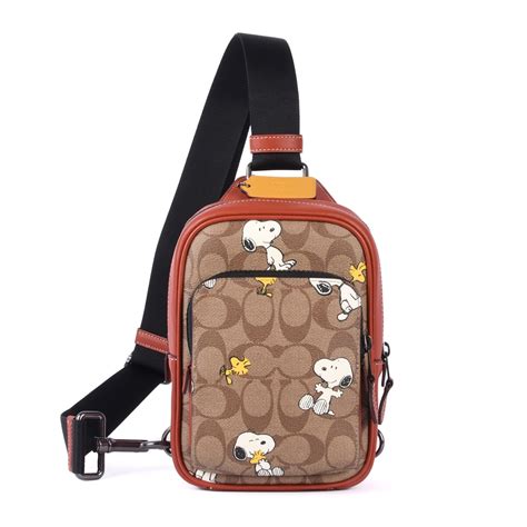 Coach X Peanuts Snoopy與woodstock 滿版c Logo Pvc皮革雙層單肩斜背胸包 卡其紅棕色 斜背包