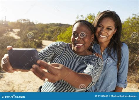 Moeder En Volwassen Dochter Die Selfie Met Telefoon Op Gang Nemen Stock