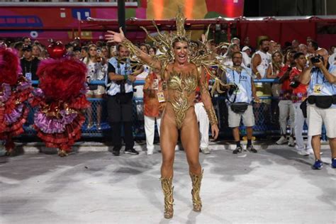 Carnaval Lore Improta Cumprimenta Paola Oliveira Em Meio A Desfile