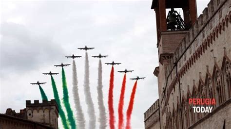 Video Perugia Spettacolo In Centro Storico Il Volo Delle Frecce Tricolori