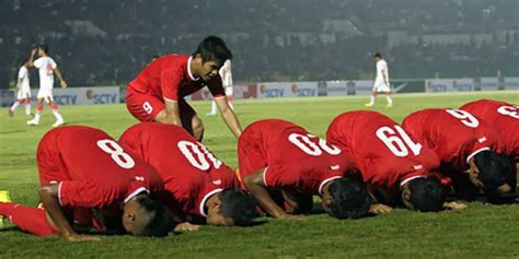 Sujud Syukur Pemain Timnas Saat Hempaskan Thailand