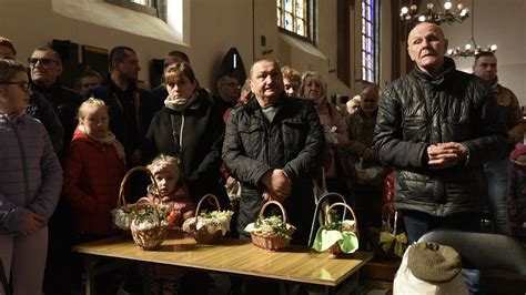 Wielka Sobota wierni licznie odwiedzali kościoły żeby poświęcić