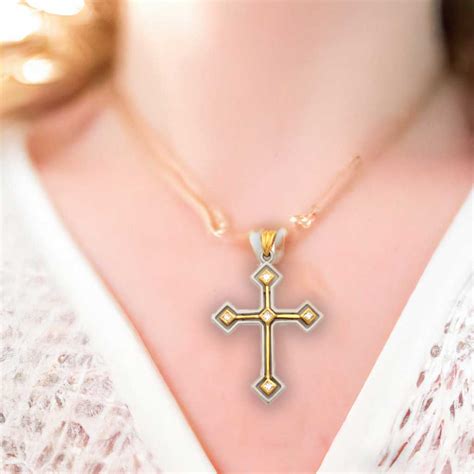 5 Reasons Why Every Woman Should Buy A Gold Cross Necklace