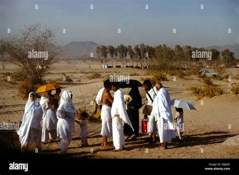 Makkah Saudi Arabia Hajj Pilgrims In Desert Stock Photo Alamy