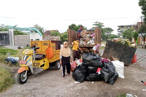 Pemkot Mataram Beli Truk Compactor Pengangkut Sampah Rp Miliar