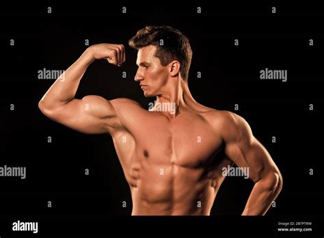 Mann Sportsman Flexarm Mit Faust Bodybuilder Zeigen Muskeln Bizeps