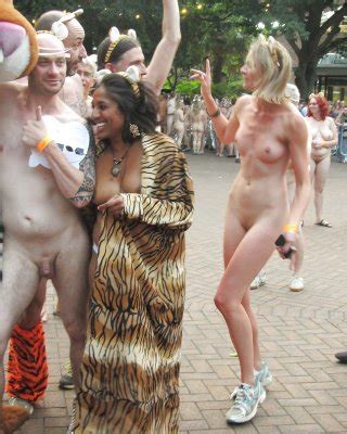 Naked Run As Protest Porn Pictures Xxx Photos Sex Images Pictoa