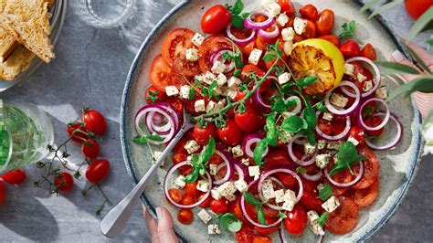 Tomatsalat Med Rødløk Og Ost Oppskrift fra TINE Kjøkken