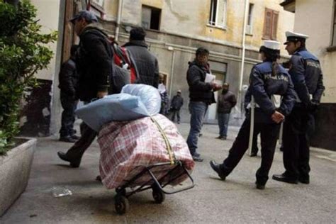 A Napoli Una Enne Va A Trovare La Figlia E Al Ritorno Trova La Casa