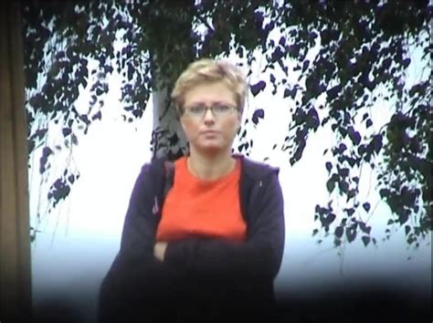 Roadside WC Voyeur MILF Pisses ThisVid