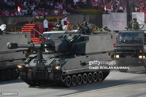Singapore Soldier Photos And Premium High Res Pictures Getty Images