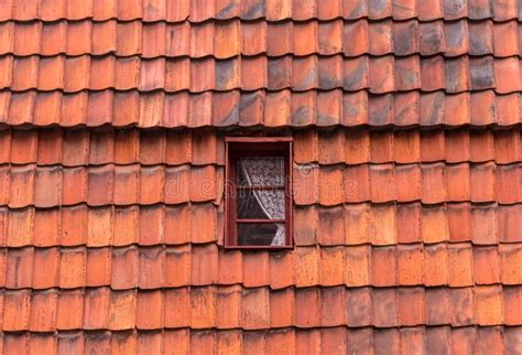 La Ventana En Un Tejado De Teja Viejo Foto De Archivo Imagen De