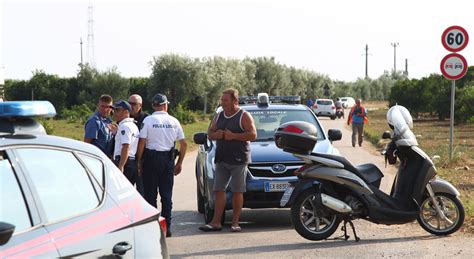 Taranto Auto Sbanda In Curva E Si Schianta Contro Un Ulivo Morti Due