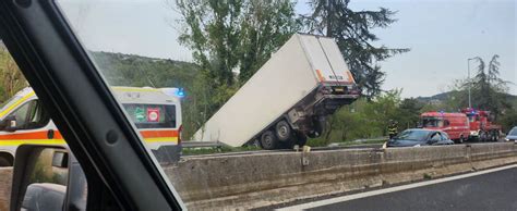 Corciano Camion Esce Di Strada Finendo Nel Giardino Di Un Ristorante