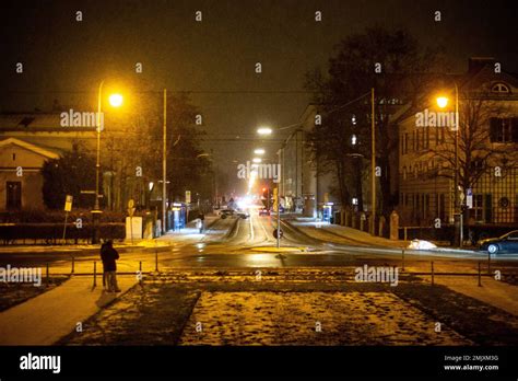 Straßenbeleuchtung formt mit der Reflektion ein X Impressionen von