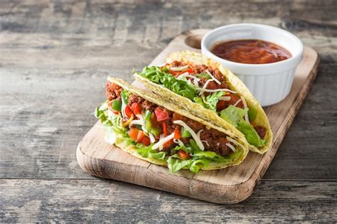 Tacos Mexicanos Tradicionales Con Carne Y Verduras En Madera Con