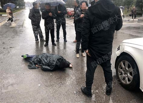 大竹这个十字路口又发生车祸，男子倒地呻吟伤者