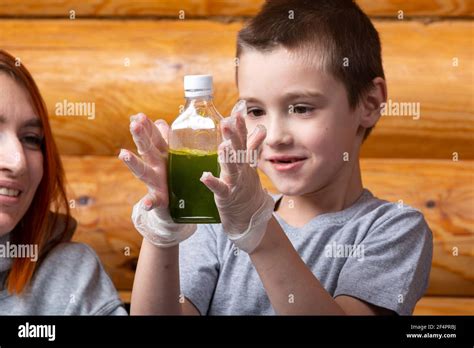 Mamá E Hijo Están Haciendo Experimentos Químicos Observando El Cambio