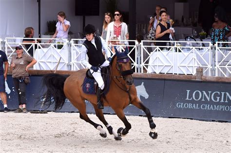 Photo Charlotte Casiraghi Passe Devant La Princesse Caroline De