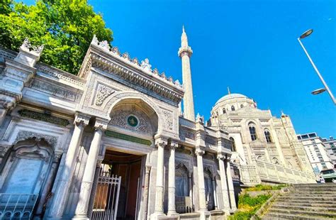 Pertevniyal Valide Sultan Cami Tarihçesi Mimari Özellikleri Nerede