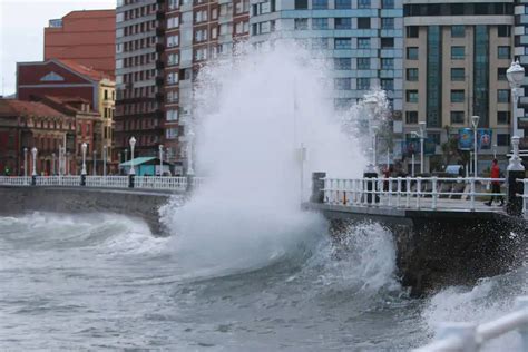 Olas De Hasta Seis Metros Mantendr N A Asturias En Alerta Naranja El