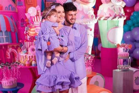 Virgínia e Zé Felipe anunciam sexo de bebê na festa de Maria Alice