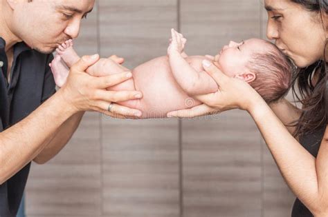 Un Padre Besa Los Pies De Su Bebé Mientras Su Madre Besa Su Cabeza