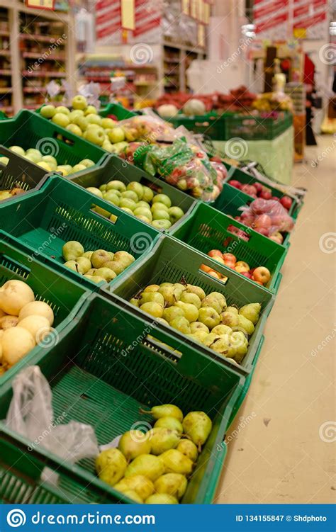 Manojo De Manzanas Rojas Y Verdes En Las Cajas En Supermercado Imagen