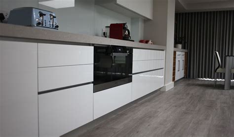 High Gloss White Kitchen With Integrated Handles Caesarstone Oyster