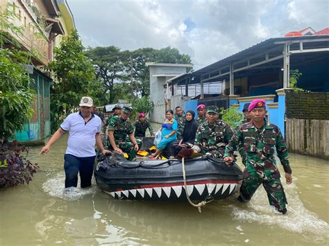 Lantamal Vi Makassar Bantu Evakuasi Korban Banjir Di Sulsel Indo Maritim