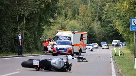 Fahrradfahrer St T Mit Motorradfahrer Zusammen Und Stirbt