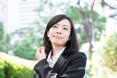 スーツを着た若い女性 写真素材 [ 6034425 ] フォトライブラリー Photolibrary