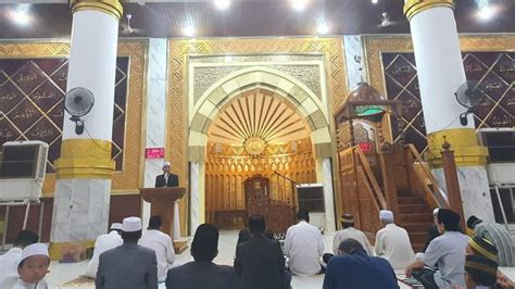 Kakan Kemenag Bersama Jamaah Masjid Agung Wajo Gelar Shalat Gerhana Bulan