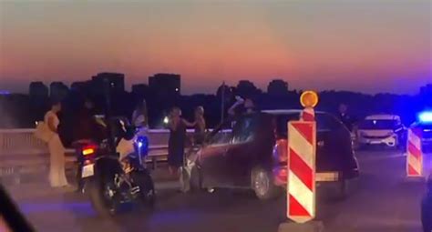 VIDEO Teška nezgoda na mostu u Novom Sadu Oboren policajac na motociklu