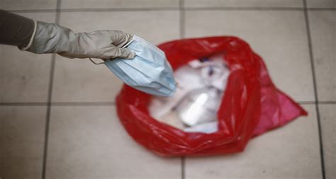 Cómo desechar los guantes y mascarillas luego de usarlos Clima de