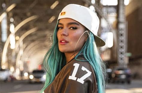 Karol G se sumó al top underboob con una bikini blanca con corazones
