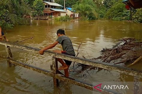 Bpbd Kalbar Warga Di Landak Terdampak Banjir Antara News