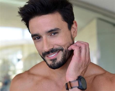 Modelo Lucas Gil exibe corpo sarado só de sunga Volume na Cueca